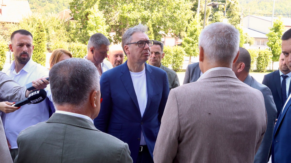 Aleksandar Vučić, u okviru posete jugozapadu Srbije, stigao je danas u Ivanjicu, gde obilazi kompaniju Matis