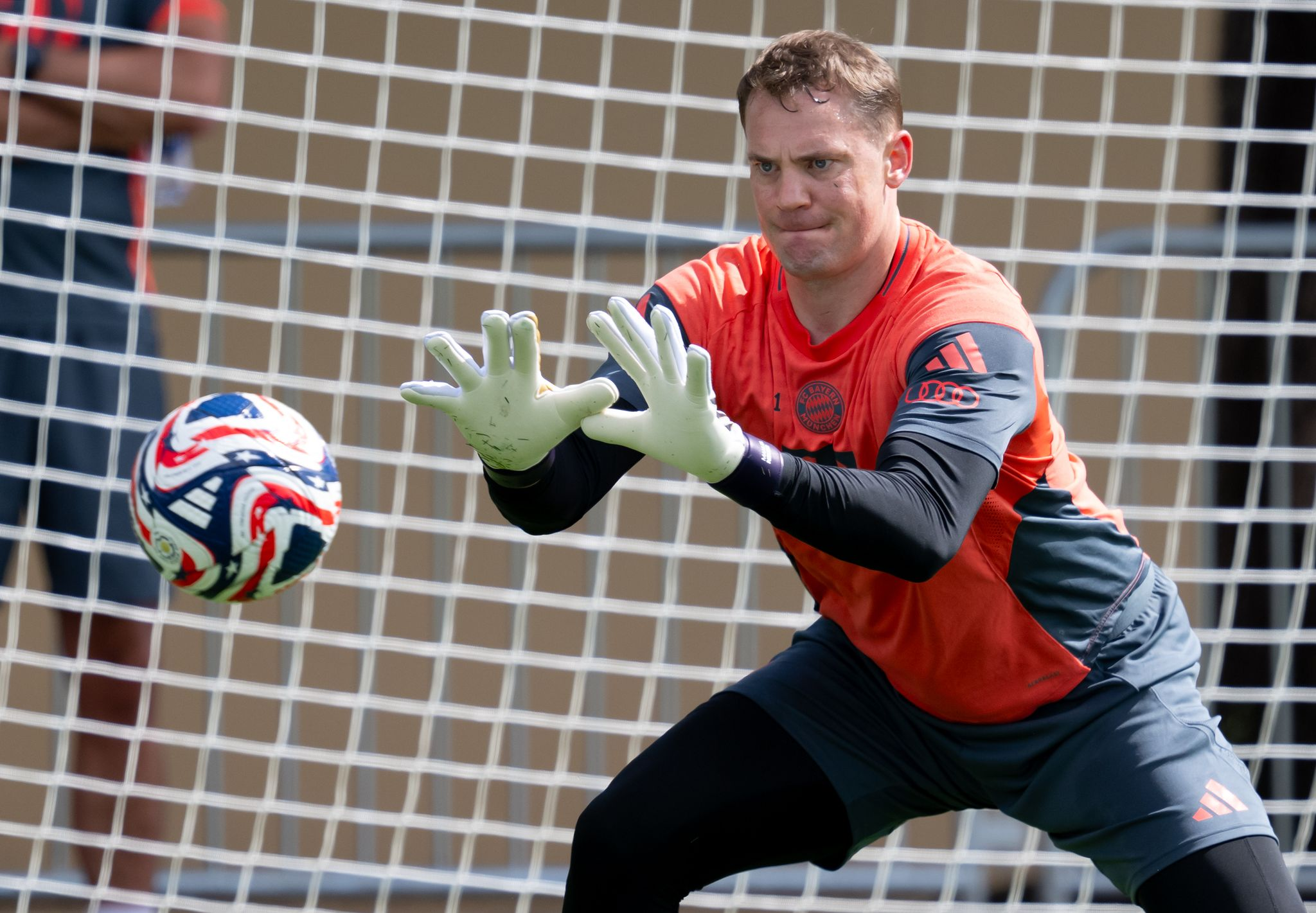 Neuer bereitet sich mit 2 Schlägern auf PSG-Halbfinale vor
