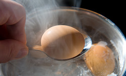 Jajka na miękko i na twardo. Ile minut gotować, by były idealne?