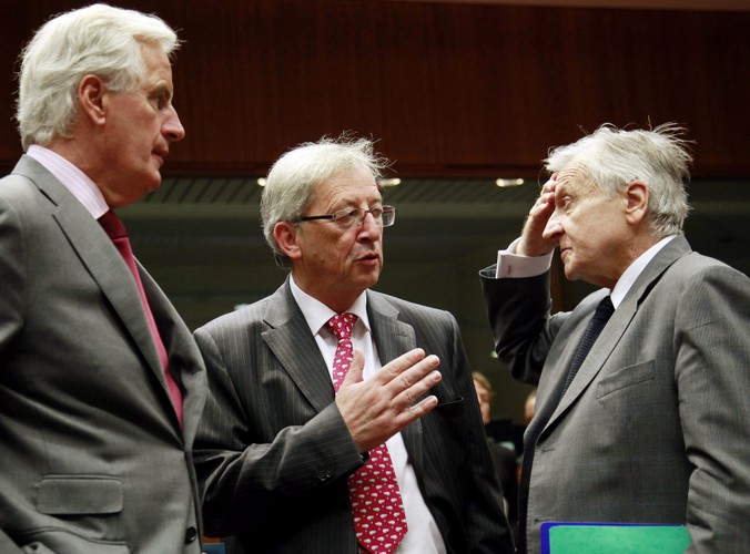 Uczestnicy spotkania w Brukseli. Od lewej: komisarz Michel Barnier, premier Luksemburga Jean-Claude Juncker, prezes EBC Jean-Claude Trichet