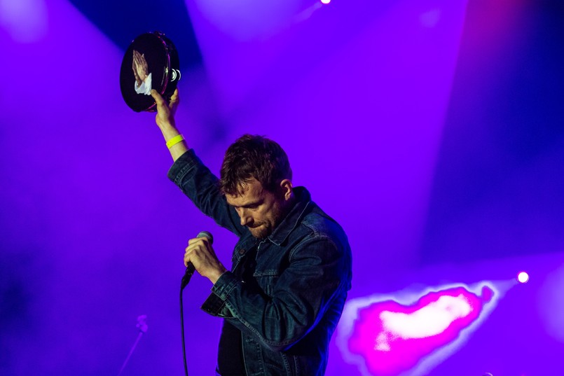 Damon Albarn po raz pierwszy do Polski przyjechał rok temu – razem ze swoją macierzystą kapelą Blur wystąpił na gdyńskim Open'erze. Tym razem przyjechał sam i od razu pobił swój rekord - w Poznaniu zaśpiewał dwadzieścia dwie piosenki. Był wśród nich premierowy utwór, który lider Blur i Gorillaz wykonał razem z sześcioosobowym chórem gospel. Muzyk tryskał znakomitym humorem i kilka razy schodził ze sceny, by przybić fanom "piątkę"