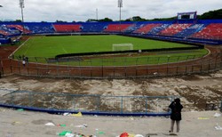 Stadion w Indonezji, na którym zginęło ponad 130 osób, zostanie zburzony i odbudowany