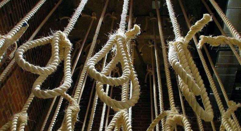 Amnesty International found that at least once a week between 2011 and 2015, groups of up to 50 people at the Saydnaya prison near Damascus were taken out of their prison cells for arbitrary trials, beaten, then hanged