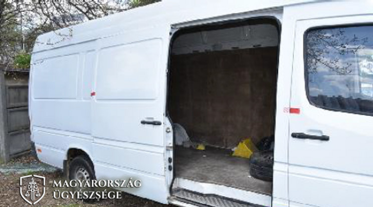 A rendőrök a furgon rakterében találtak rá a szír állampolgárokra /Fotó: Ügyészség