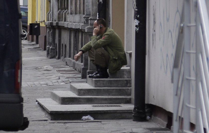 Dramat Kukiza. Tęskni za rodziną, a musi czuwać przy ojcu