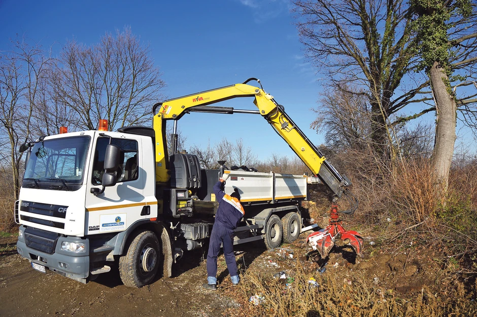 Više od 30 godina meštani ovde bacaju smeće. Građani nisu ni svesni koliko je opasna ova deponija koja je u ravni sa okolnim oranicama