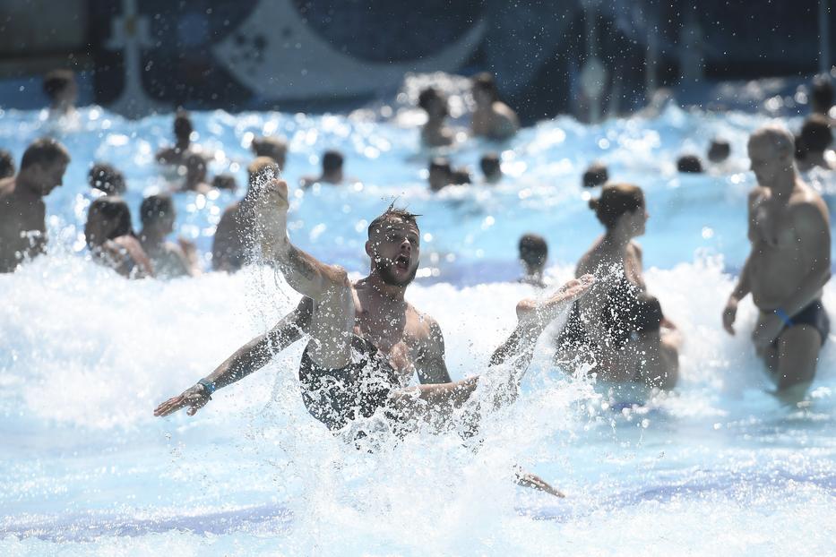 A tűző napsütésben kimondottan jólesett a hűvös medencébe egy laza bombát ugrani /Fotó: MTI - Kovács Tamás