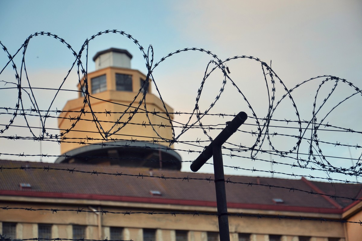 Sąd Najwyższy uważa , że uniemożliwienie dużej części skazanych samodzielnego stawienia się w zakładzie karnym będzie stanowić dodatkową i nieuzasadnioną dolegliwość związaną z wykonywaniem kary pozbawienia wolności.