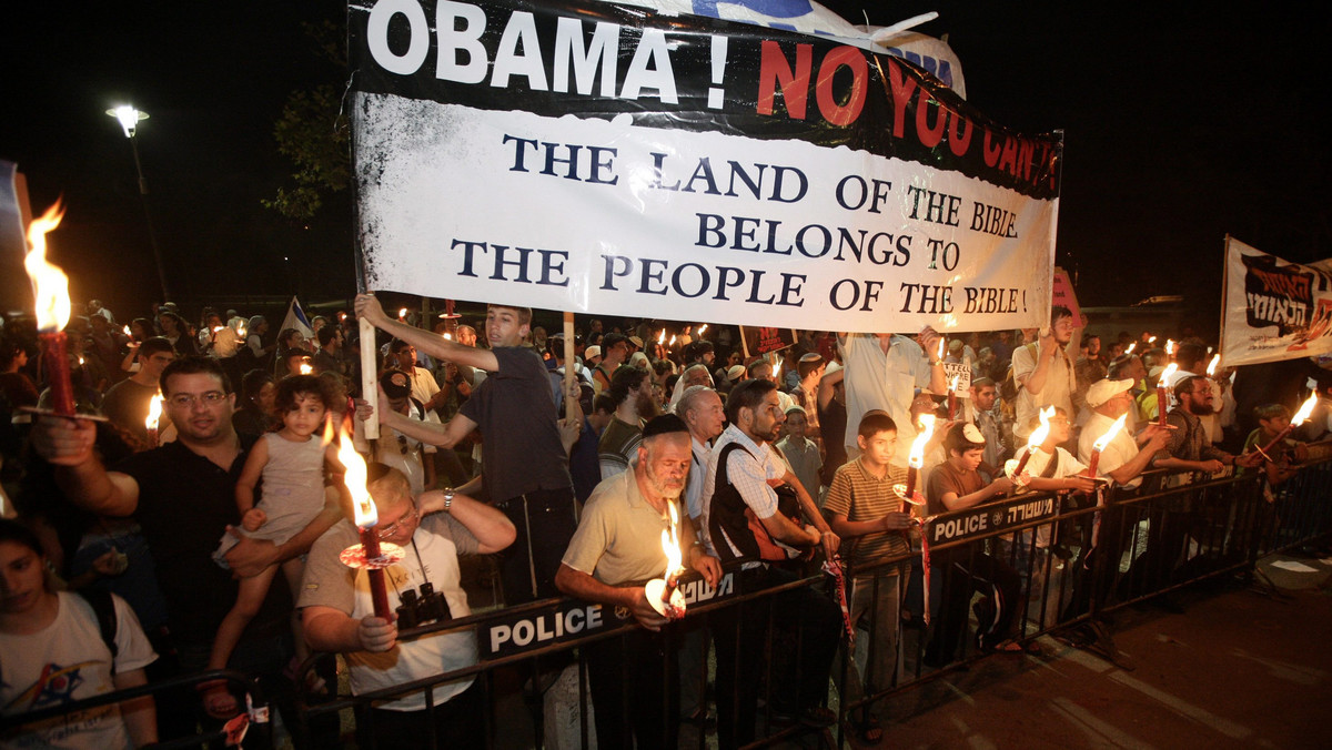 Polityka Baracka Obama przeciwko budowaniu żydowskich osiedli we wschodniej Jerozolimie i na Zachodnim Brzegu została określona jako rasistowska przez demonstrację dwóch tysięcy żydów przed amerykańskim konsulatem w Jerozolimie.