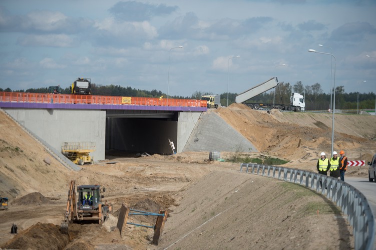 Na zdjęciu: Budowa autostrady A1 na odcinku Stryków-Tuszyn - Węzeł Tuszyn. <br><br>fot. (mr) PAP/Grzegorz Michałowski