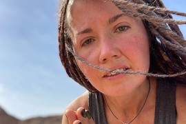 "PRLJAVA ISCELITELJKA" tvrdi da je IZLEČILA 10.000 LJUDI i da se nije kupala 3 godine, a kad je pokazala sina nastao opšti haos: "Hitno zovite nadležne!"