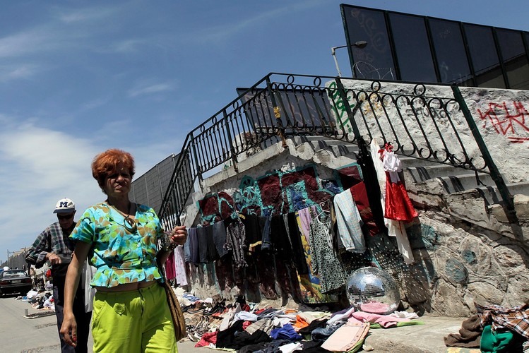 Pireus: 'Pchli targ' w portowej dzielnicy