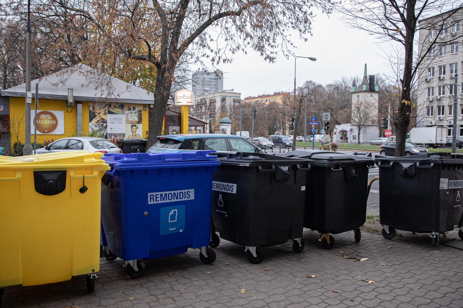 Kontenery ze śmieciami przy ulicy Dąbrowskiego w Warszawie