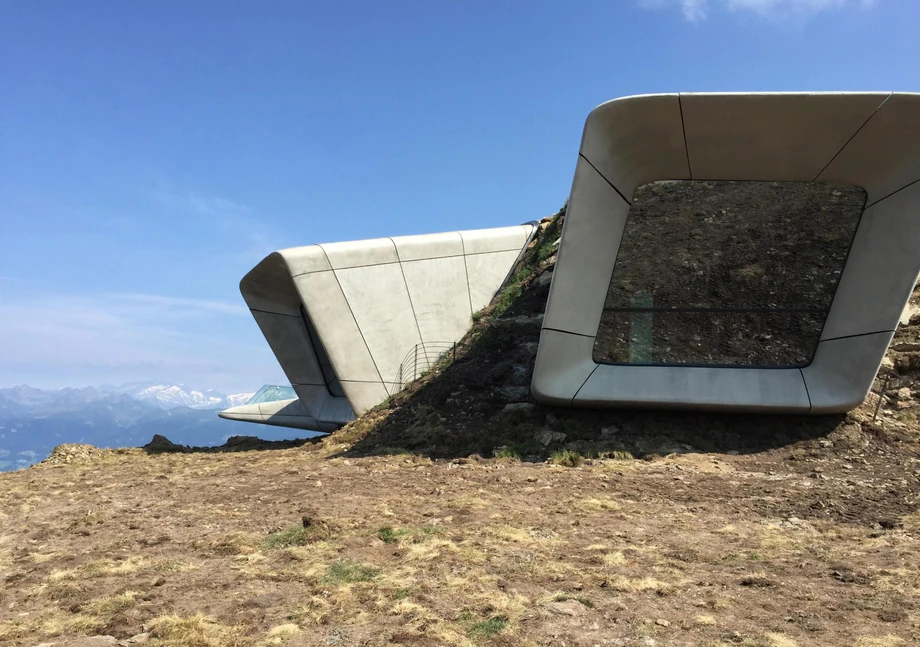 Widok na Messner Museum, projekt: Zaha Hadid. Muzeum jest poświęcone historii alpinizmu, ale także daje możliwość zobaczenia wspaniałej panoramy Dolomitów.  