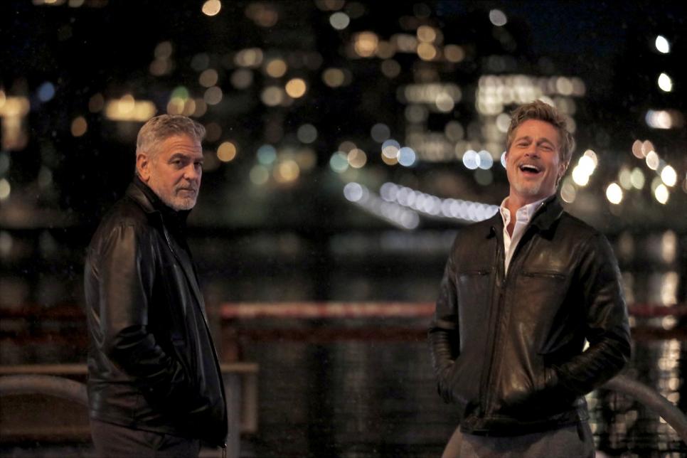 Eközben Brad Pitt George Clooney társaságában forgatja új moziját New Yorkban, a Wolves című filmet