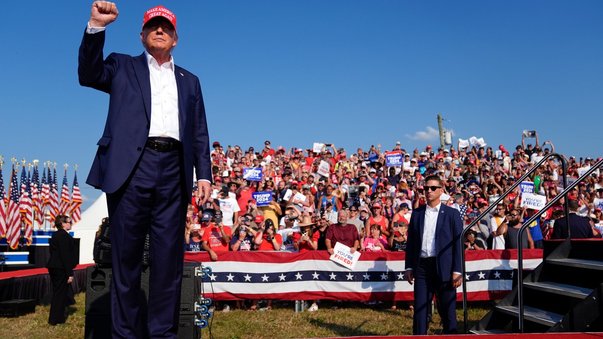 Kiderült: ez a mozdulat mentette meg Donald Trump életét – Csak a véletlenen múlt, hogy nem lőtte fejbe a merénylő