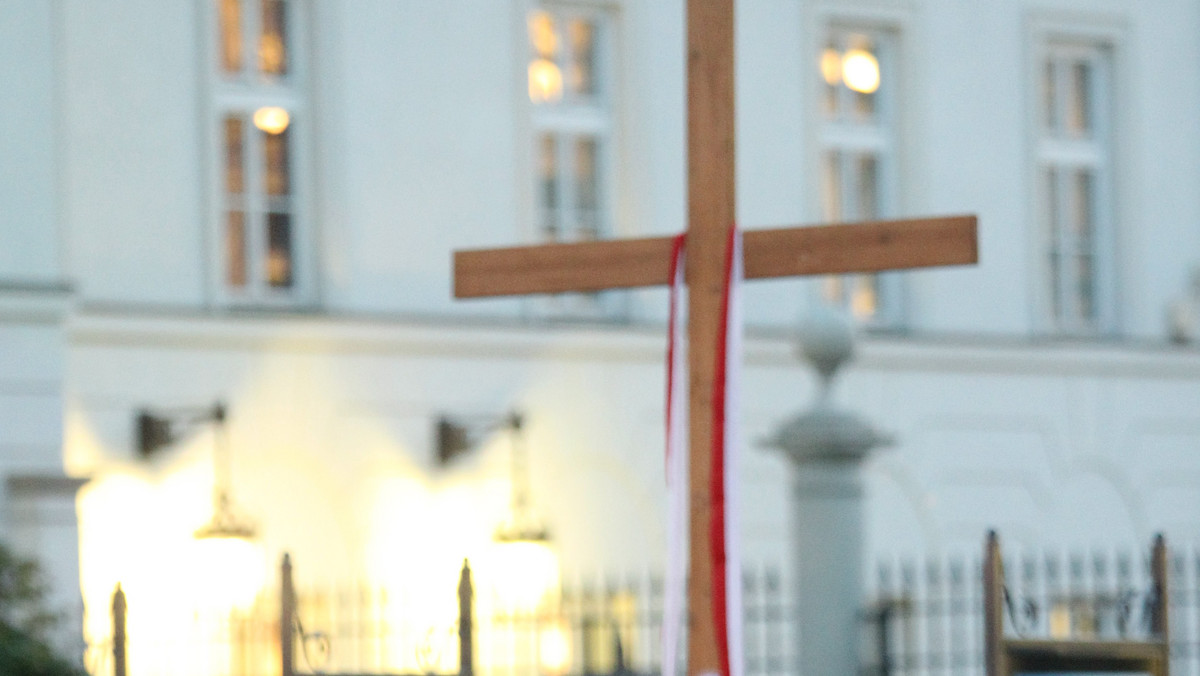 Dramatyzm dzisiejszej sytuacji Kościoła w Polsce polega na tym, że - zachowując wciąż duże wpływy polityczne i kulturowe - przestaje on być, jako aksjologiczny punkt odniesienia, niekwestionowaną oczywistością dla Polaków i wydaje się tracić zdolność wyznaczania wspólnej przestrzeni sensu dla coraz bardziej pluralistycznego polskiego społeczeństwa.