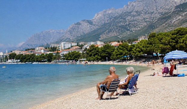 Stariji par na plaži - ilustracija