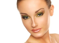 Makijaż w kolorze limonki. Jak go zrobić?