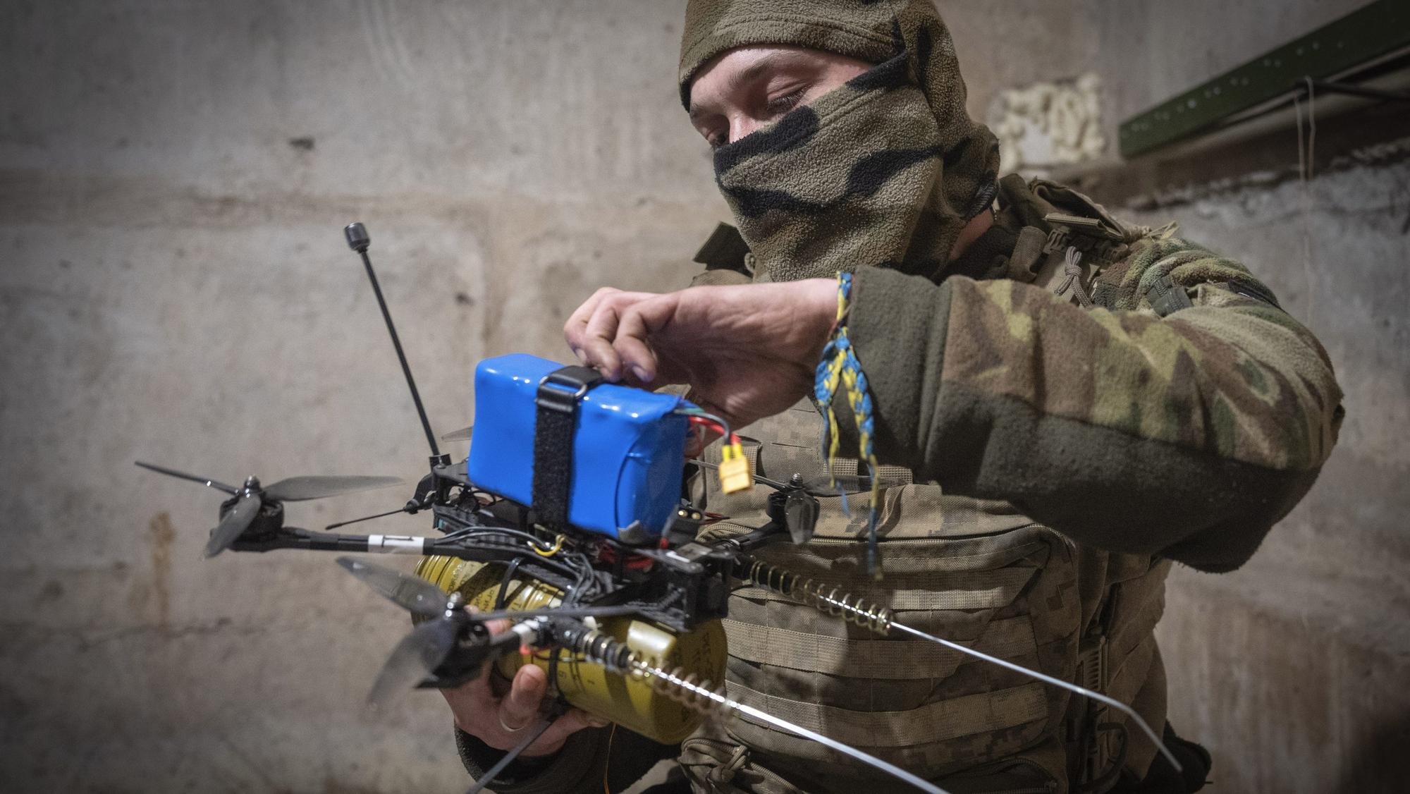 Ukrajinský vojak pripravuje dron neďaleko frontovej línie na odvetný útok proti Rusku. Ilustračná fotografia
