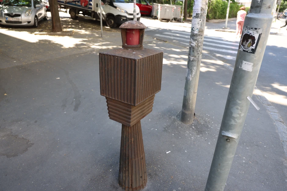U svoje vreme, u uličnom žargonu su ih zvali "blinkeri", zbog crvenog treptavog svetla
