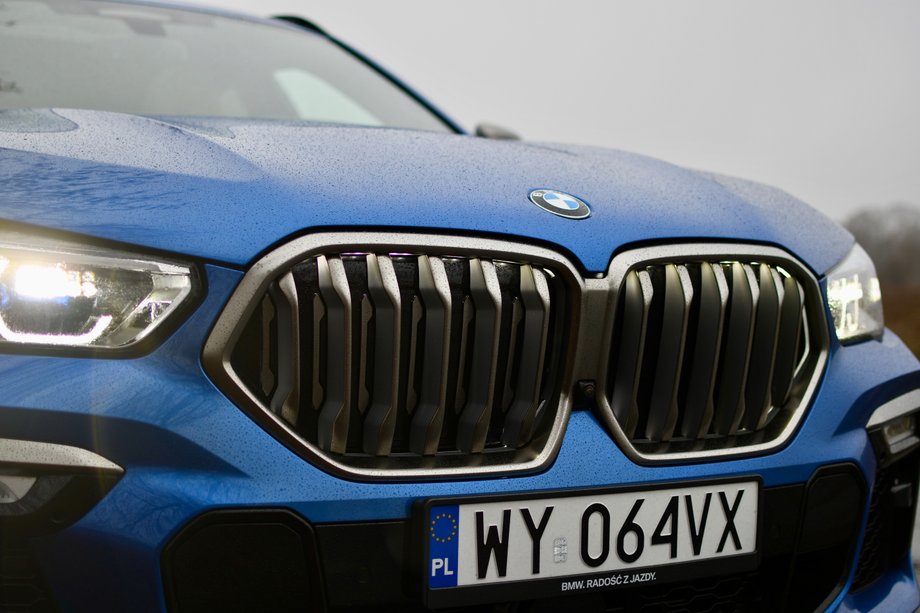 BMW X6 M50i nie wtapia się w tłum. Ten samochód ma zwracać na siebie uwagę na drodze. 