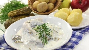 najlepszy sposób na śledzie w śmietanie. to pyszna klasyka, ale warto znać ten trik