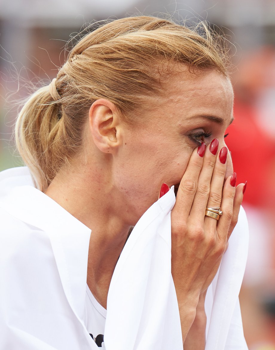 Angelika Cichocka cieszy się ze zdobycia złotego medalu w biegu na 1500 m, w trakcie ostatniego dnia lekkoatletycznych Mistrzostw Europy w Amsterdamie