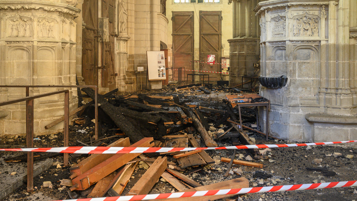 Wnętrze katedry w Nantes po pożarze