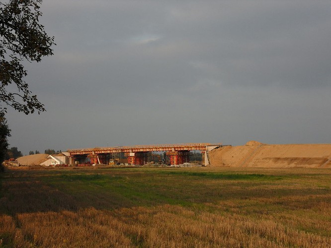 Według ostrożnych wyliczeń, od 2009 r. najwyższe w UE normy zabezpieczeń przed hałasem oznaczały niepotrzebny wydatek ponad 1,5 mld zł. Według Ministerstwa Środowiska przy drogach wybudowanych od 2007 r. mogłoby ich być aż o 40 proc. mniej bez uszczerbku dla ludzi i środowiska. Za przepłacone 2 mld zł dałoby się zbudować dodatkowych 45 km autostrady. Sensowność ustawiania aż tylu ekranów przy A2 do dziś bada NIK i prokuratura. Z tego pechowego odcinka A2 uciekł w 2011 r. chiński Covec, a rok później zbankrutował tam polski DSS. Inwestycję ukończył czeski Bogl a Krysl, który teraz stoi na skraju upadłości. Na zdjęciu Koszajec, budowa autostrady A2 w 2011 roku. Zdj. Krzysztof Dudzik.