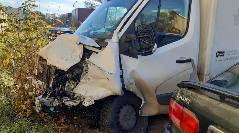 Skutki pościgu za skradzioną ciężarówką: rozbite Renault Master