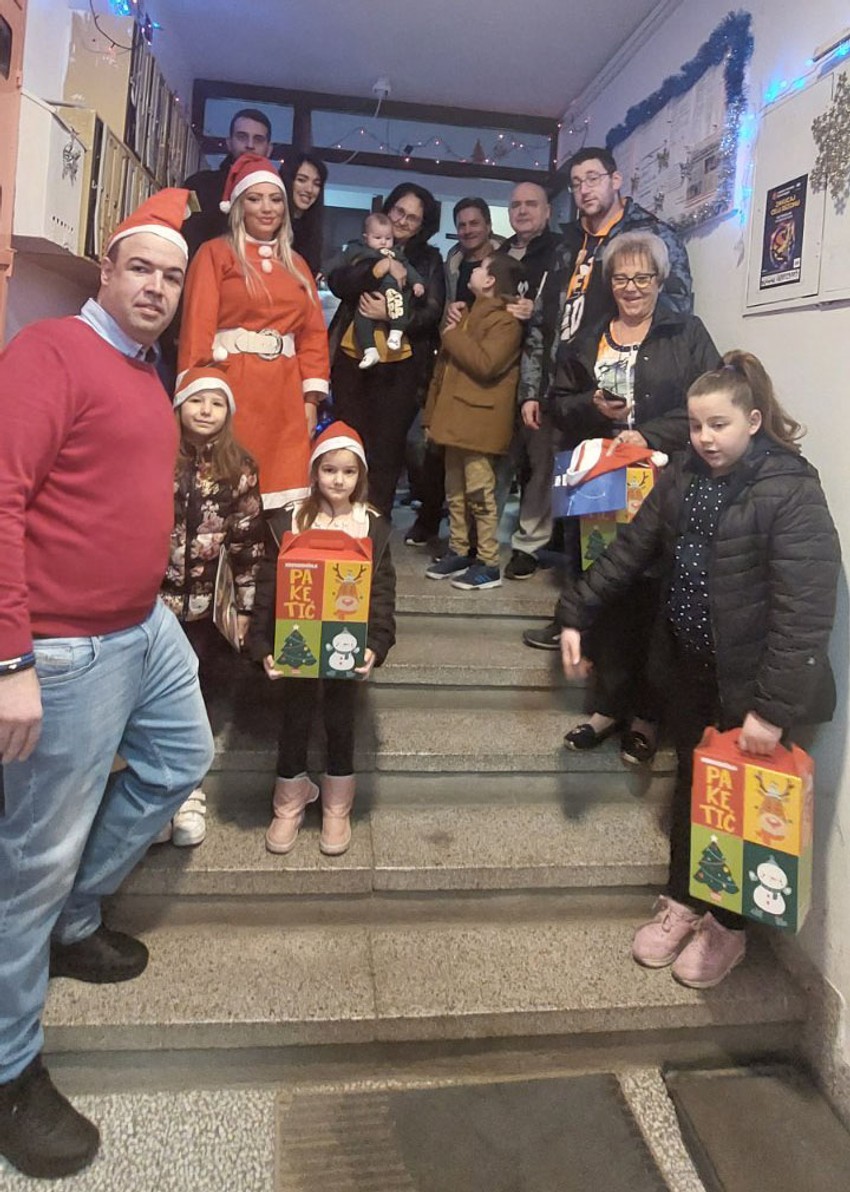 Složne komšije iz Niša ponovo obradovale decu iz zgrade paketićima