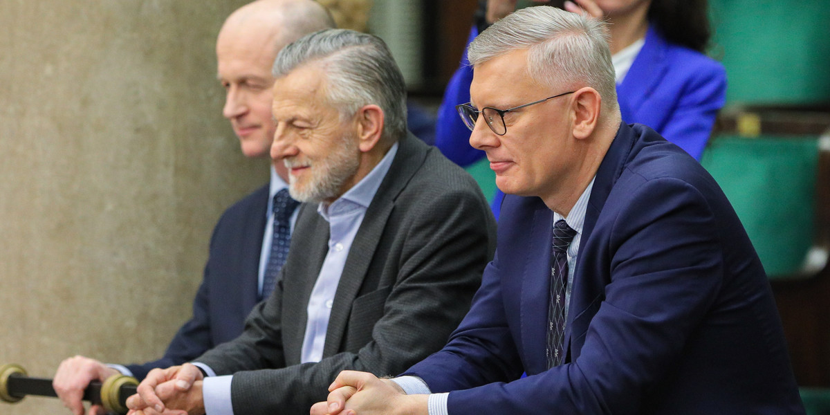 Członkowie Komisji ds. badania wpływów rosyjskich stawili się na sali obrad Sejmu. Od prawej: szef komisji Sławomir Cenckiewicz oraz członek komisji Andrzej Zybertowicz. 29 listopada 2023 r.