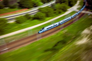 Coraz więcej firm wybiera ekologiczne podróże koleją