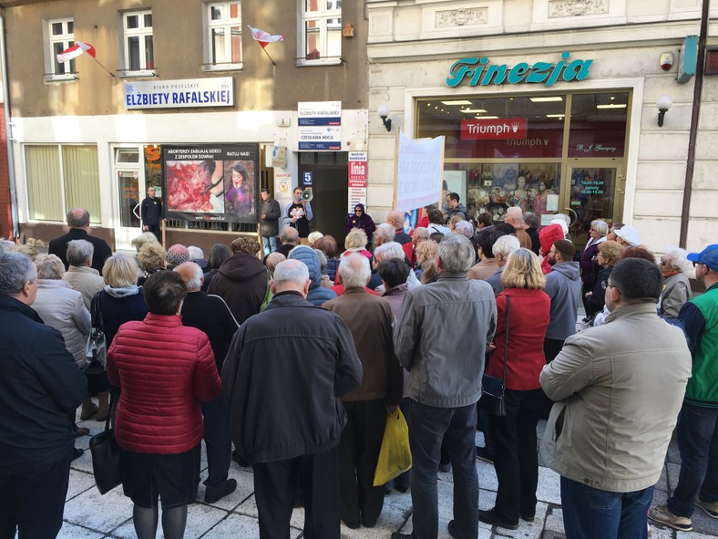 Przed biurem PiS pojawił się także drastyczny plakat antyaborcyjny