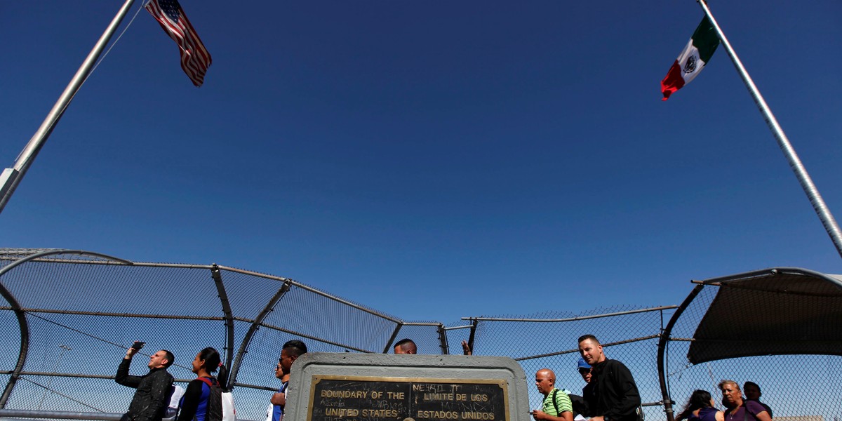 Cuban migrants cross the border into El Paso, Texas, after arriving on a plane from Panama to Mexico, in Ciudad Juárez, May 9, 2016.