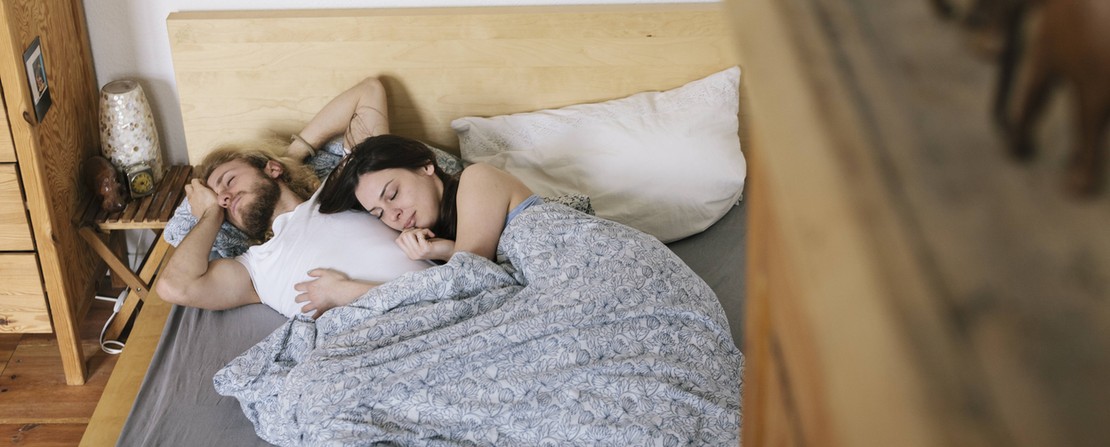 Das verrät deine Schlafposition über deine Beziehung