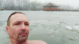 Jeges vízben frissül András, az első téli Balaton-átúszó