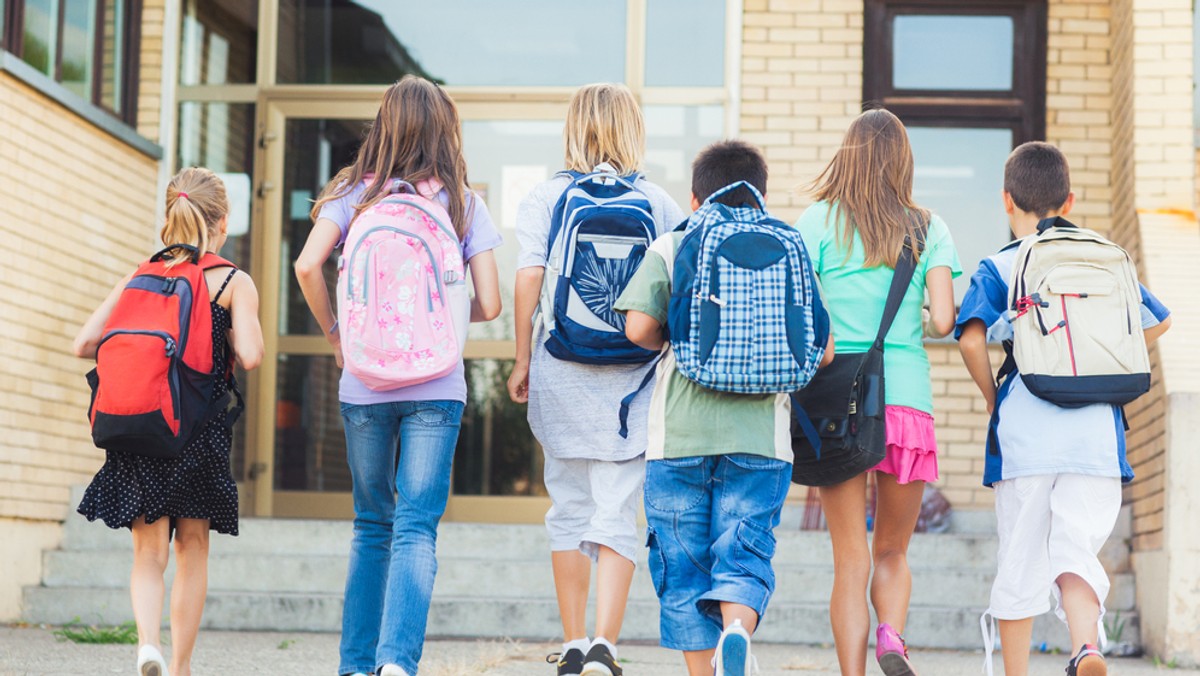 Prawie 80 proc. sześciolatków rozpoczęło w tym roku szkolnym naukę w pierwszych klasach szkoły podstawowej - podało dziś Ministerstwo Edukacji Narodowej. Rok szkolny 2015/2016 jest pierwszym, kiedy obowiązek szkolny objął cały rocznik dzieci 6-letnich.