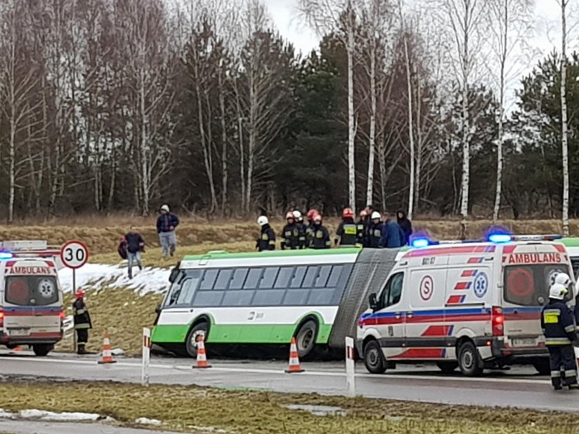 Groźny wypadek na Podlasiu. Autobus wypadł z drogi