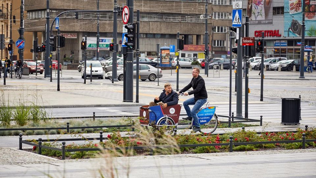 Łodzianie mogą już wybrać się rowerami miejskimi na duże zakupy lub na rodzinną wycieczkę. Od wczoraj w systemie pojawiło się dziesięć pojazdów w wersji ciężarowej, przystosowanych do przewożenia tak osób, jak sporych i ciężkich pakunków.