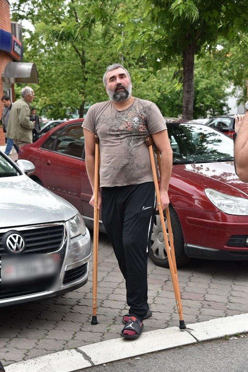 MIKI ĐURIČIĆ IZAŠAO IZ BOLNICE Hoda na štakama, a svi su odmah primetili JEDAN DETALJ