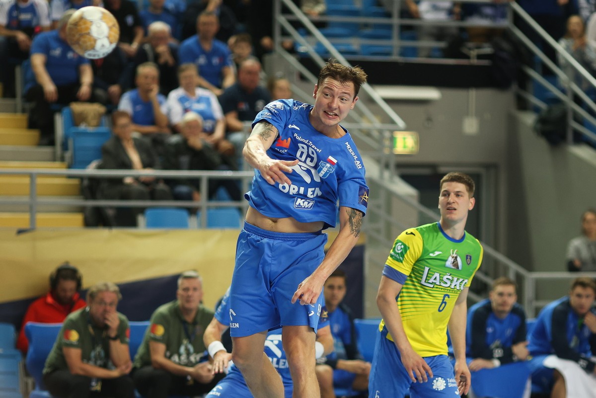 Zawodnik Orlenu Wisły Płock Dmitry Żytnikow (L) i Tadej Mazej (P) z RK Celje Pivovarna Lasko podczas meczu grupy B Ligi Mistrzów piłkarzy ręcznych