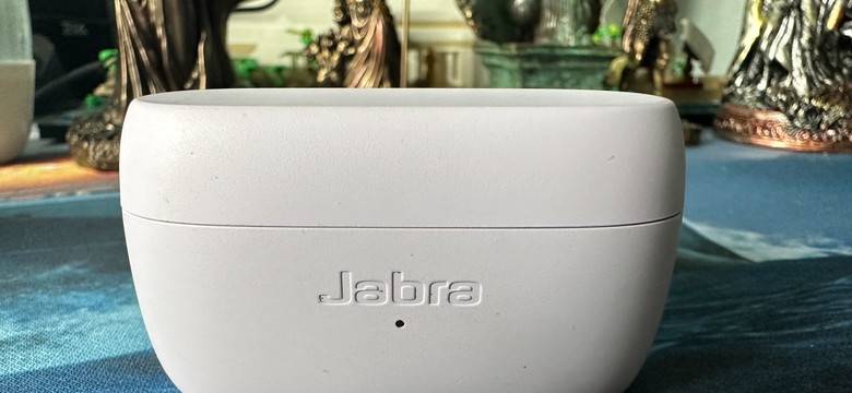 Jabra Elite 4. Przyzwoita cena i genialna bateria [RECENZJA]