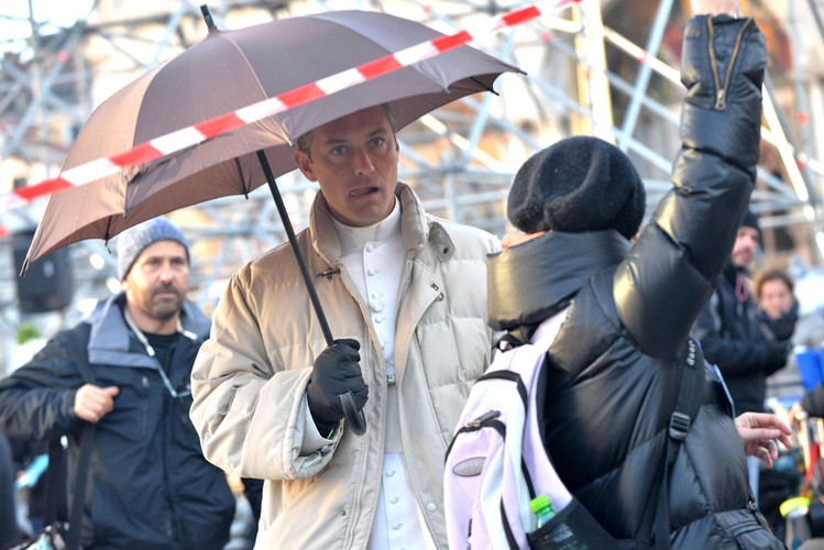 Jude Law papieżem na planie serialu 'The young pope'