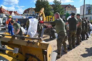 Powódź a prawa pracowników. Co się zmieni? Oto świadczenia i urlopy [LISTA]