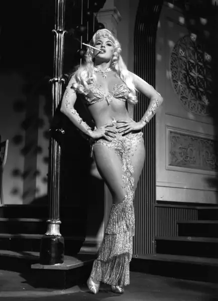 Jayne Mansfield na planie filmu &quot;Too Hot To Handle&quot; / Keystone/Getty Images