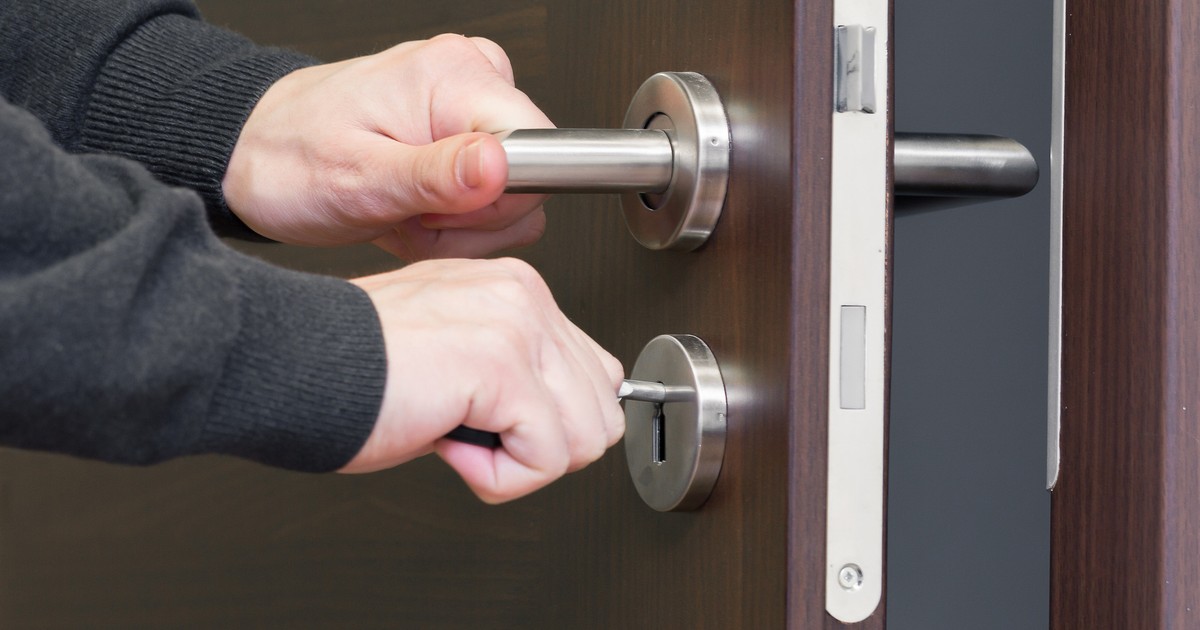 W środku nocy ktoś wkładał klucze do drzwi. Mieszkańcy osiedla w strachu