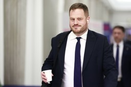 dziennikarz chciał ubrać polityka w specyficzną czapkę z usa. afera w studiu tvp info