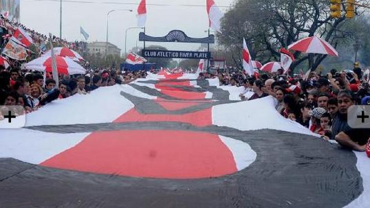 Kibice River Plate Buenos Aires zaprezentowali najdłuższą flagę piłkarską na świecie. Liczy ona prawie... osiem kilometrów długości, a na ulicach argentyńskiej stolicy niosło ją ponad 15 tysięcy ludzi.